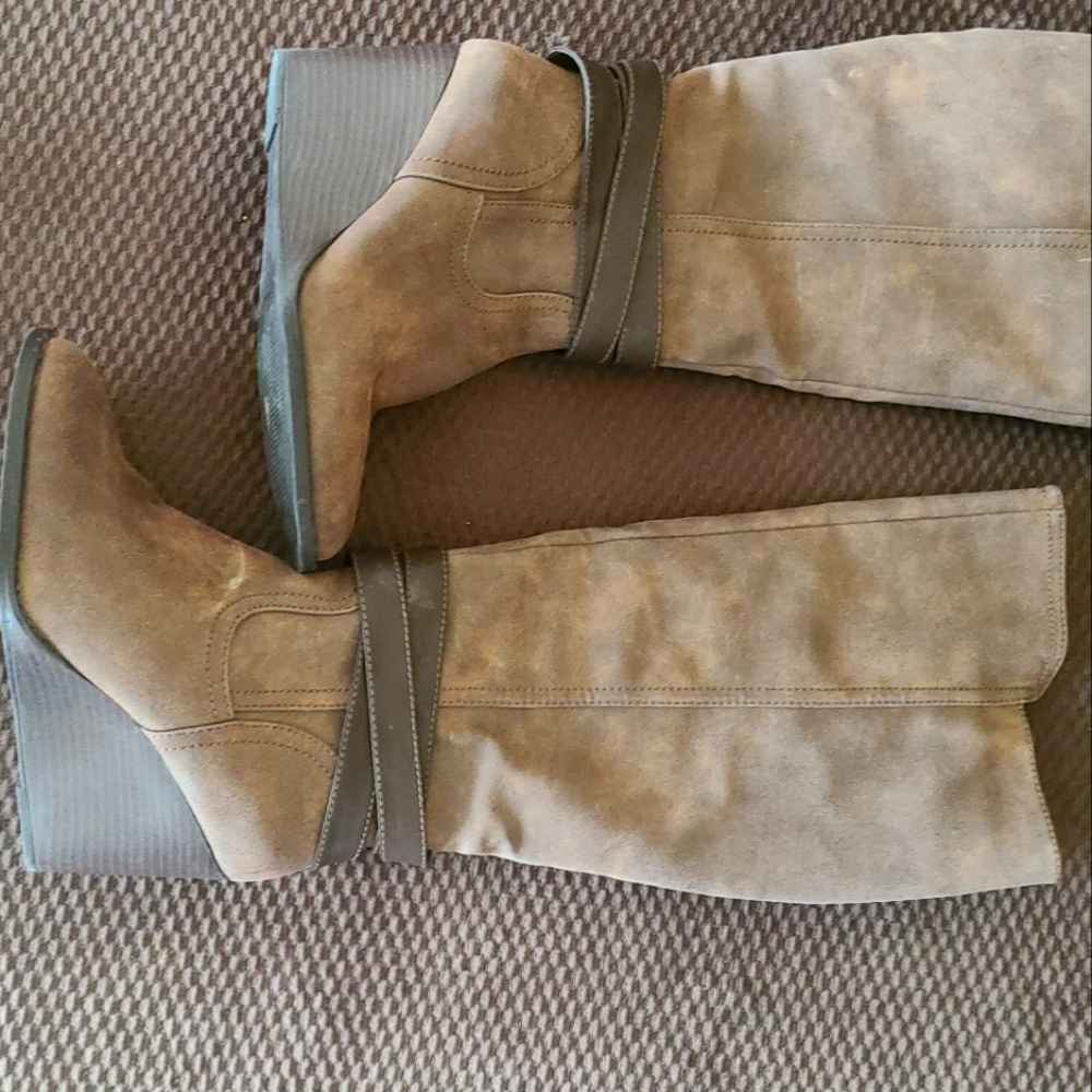 Boots Size 7. Leather like material. Brown
